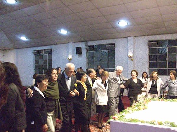 Bodas de Oro 101.jpg - Ha finalizado la eucaristia y la asamblea rodea al altar